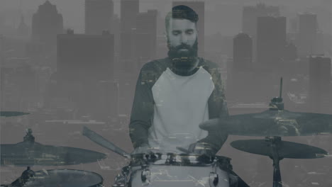 animación de un paisaje urbano en movimiento sobre un hombre caucásico tocando la batería en blanco y negro