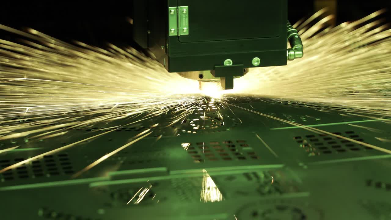 taglio laser cnc del metallo, moderna tecnologia industriale.