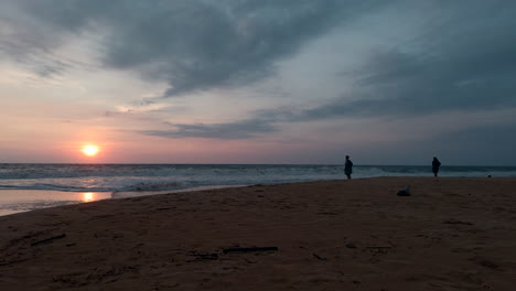 escena de la playa al atardecer con la gente