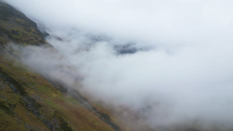 Luftaufnahme-Des-Hochlandes-Mit-Berghang-über-Den-Wolken,-Kopierraum