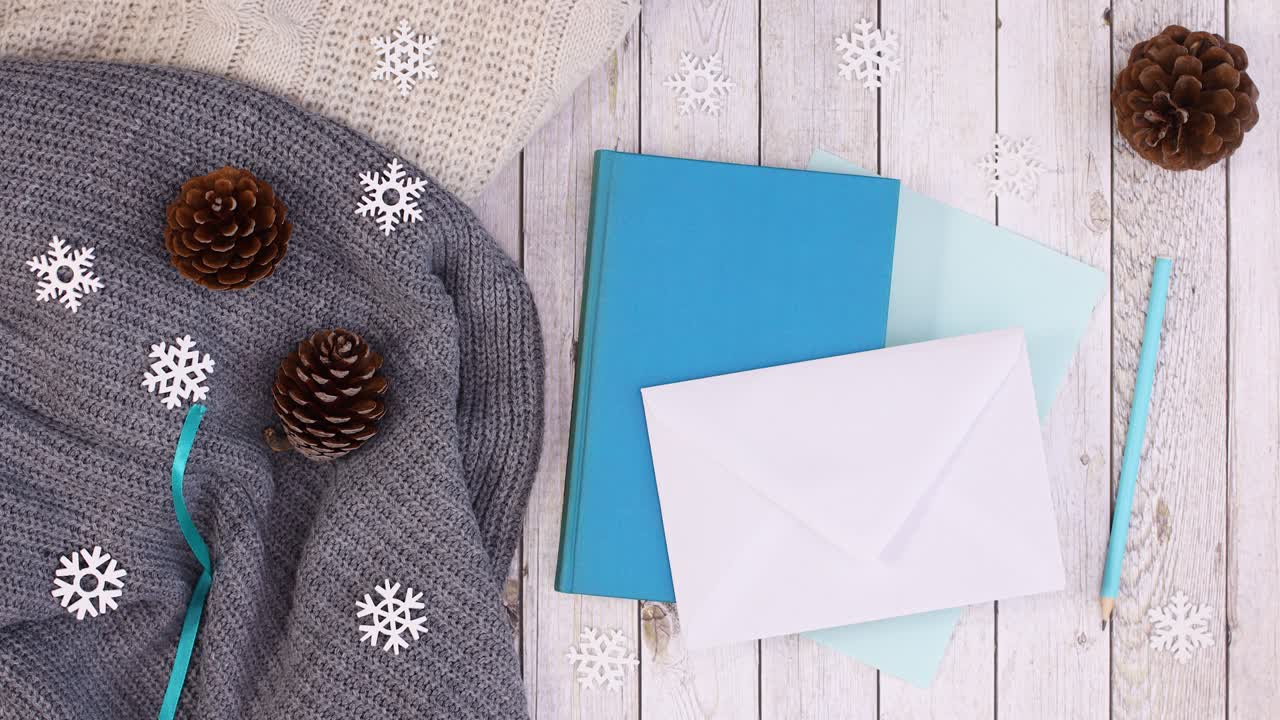 블루 겨울 장식: 책, 텍스트용 종이 및 뜨개질 옷에 박이는 불빛.