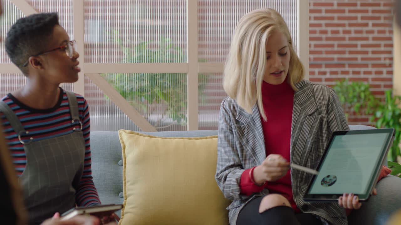 jóvenes empresarios se reúnen caucásicos líder de equipo mujer usando tableta digital presentando investigación de mercado mostrando a los clientes el desarrollo de proyectos compartiendo ideas en la presentación de la oficina