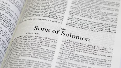 primer plano de la página de la biblia pasando al libro de los cantares de salomón