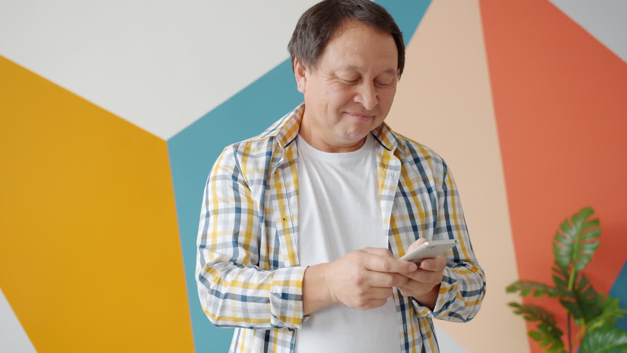 스마트 폰을 사용하는 사람