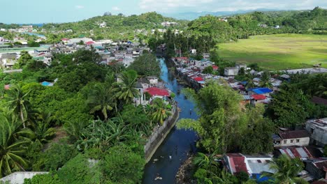 Volando-Sobre-Asentamientos-Junto-Al-Río-En-La-Provincia-De-Legazpi,-Albay-En-Filipinas.