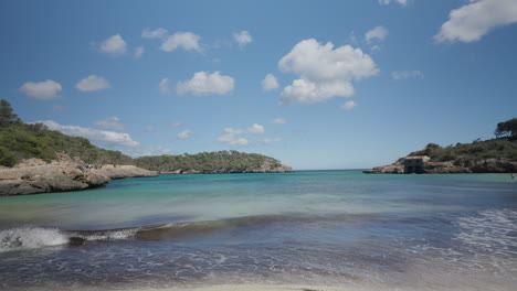 Ruhige-Strandbucht-In-Cala-Mondrago,-Mallorca,-Mit-Kristallklarem-Wasser