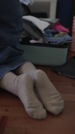 mujer empacando ropa para un viaje