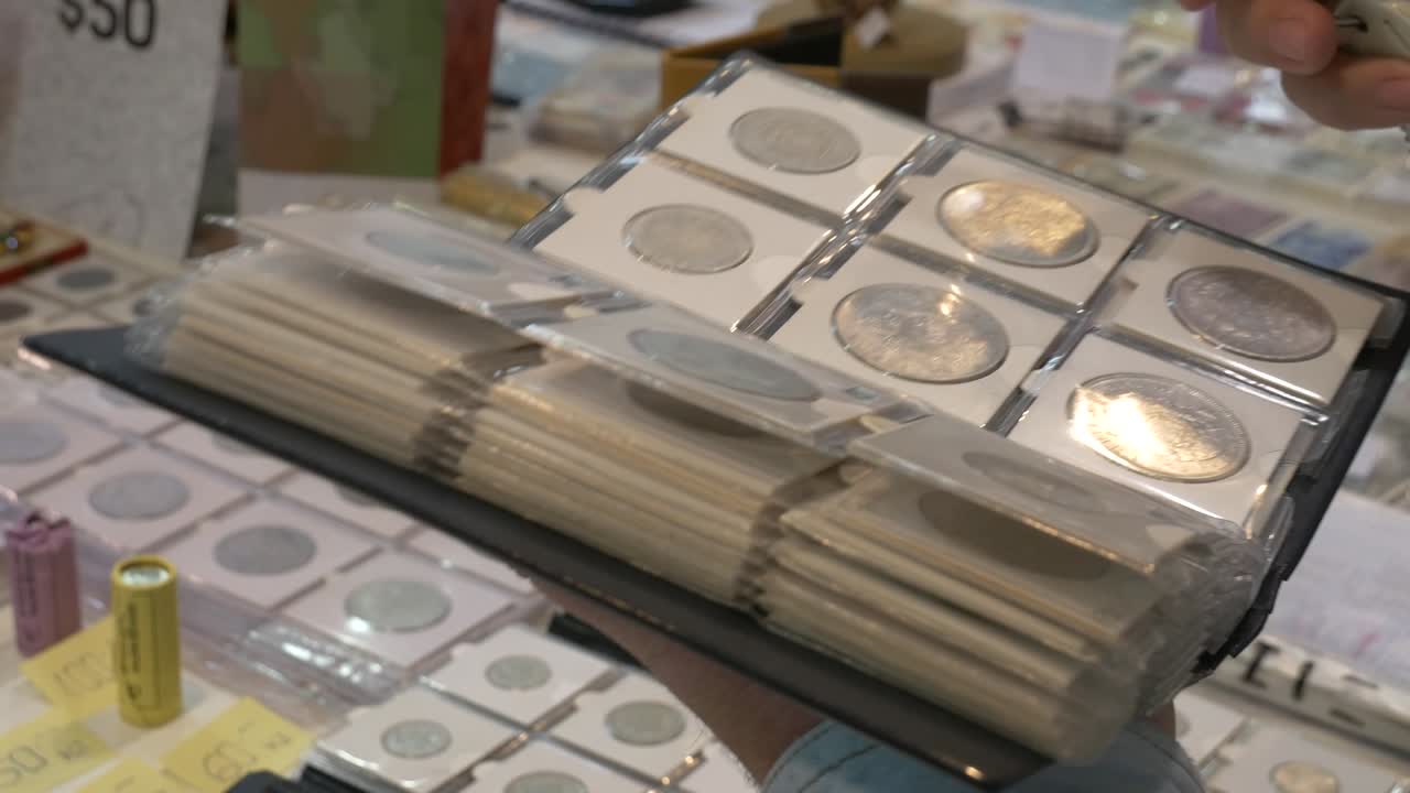 コインを拡大鏡で見る