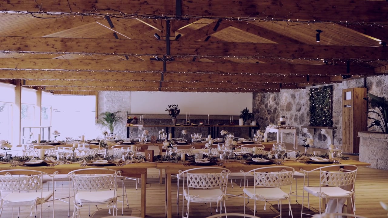 Salón de bodas rústico con elegante decoración de mesa y paredes de piedra