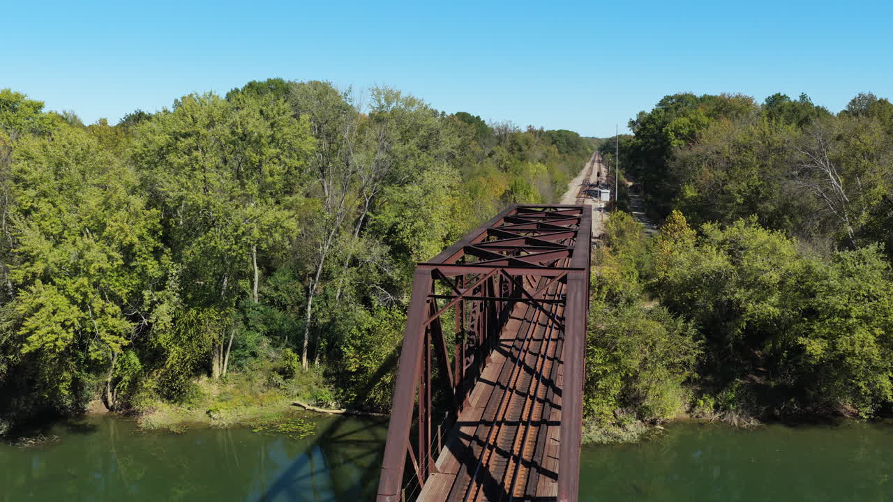 Jernbanebro over Saline River i Benton, Arkansas, USA. Luftfoto med tilbagetrækningsskud.