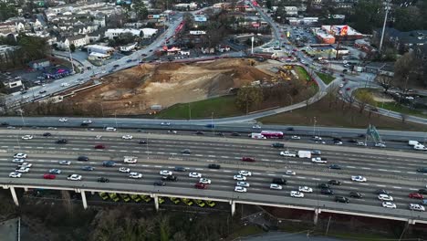 interestatal 285 con vehículos que conducen en la ciudad de atlanta, georgia