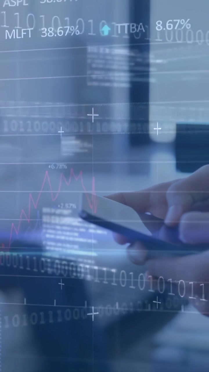 Video verticale: Uomo che scorre il telefono mostrando un'interfaccia finanziaria con grafici, quotazioni e codice che monitora i mercati.