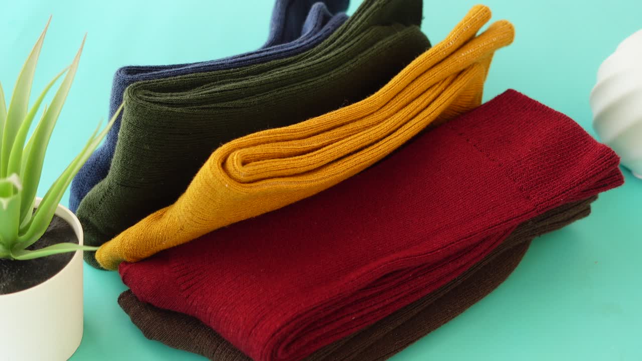 una pila colorida de calcetines plegados