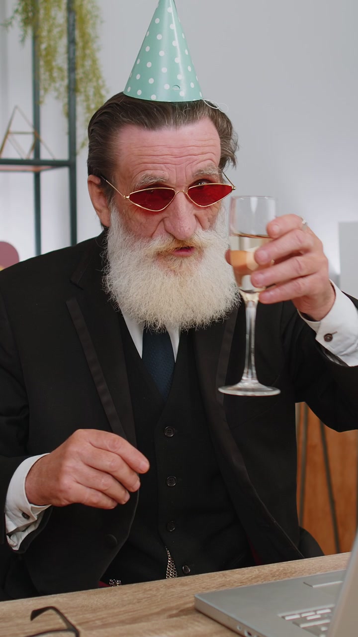 Un uomo d'affari felice che danza la danza della vittoria che celebra l'inizio del fine settimana che festeggia il successo che vince in ufficio