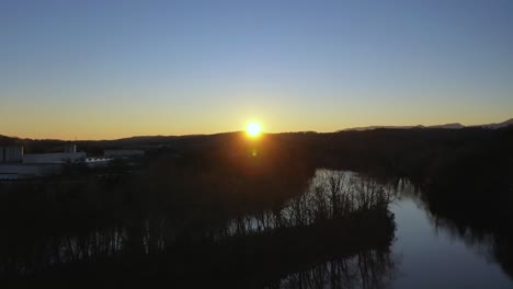 Clinton,-Tennessee,-Wintersonnenuntergang-In-Der-Nähe-Eines-Industrieparks