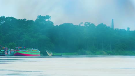 Vista-Estática-De-Un-Pequeño-Barco-Pesquero-En-El-Río-Surma,-Bangladesh,-Contaminación-Del-Aire