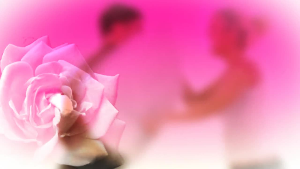 베개 싸움을 하는 커플