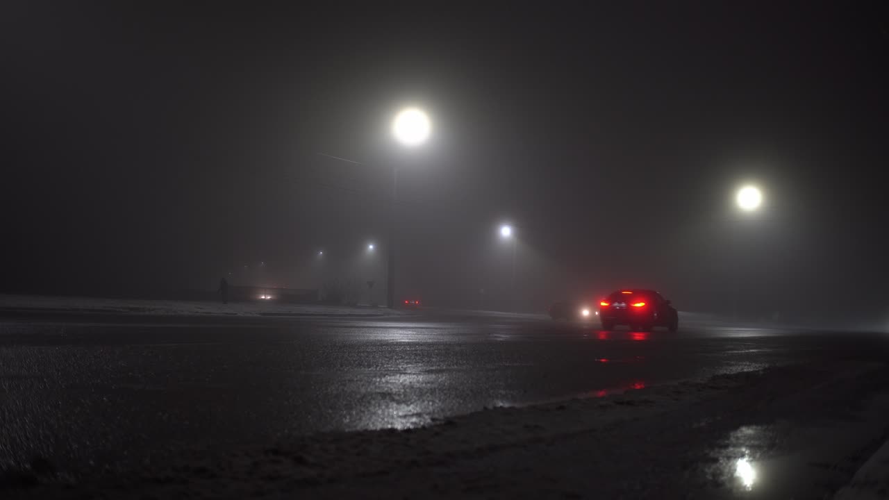 도시 거리에서 차의 흐릿한 불빛,  빈 거리,  비어있는 도로.