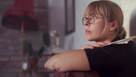mujer en postura pensativa