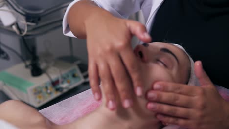 vista de cerca de una mujer con los ojos cerrados acostada en el sofá durante el procedimiento facial cosmético 1