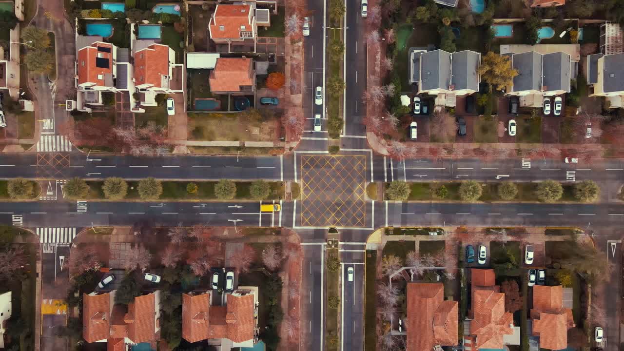 lapso de tiempo de intersección en los suburbios en medio de la cuarentena-4k
