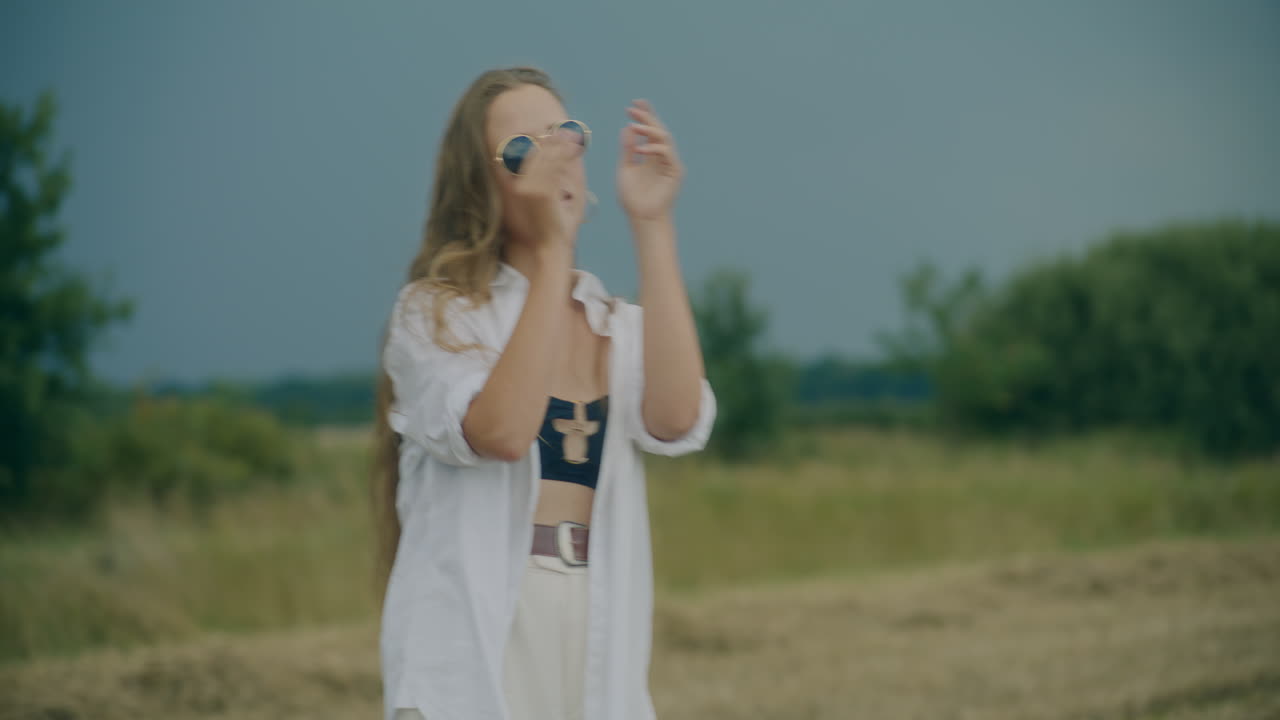 선글라스 뒤 에 있는 사려 깊은 시선