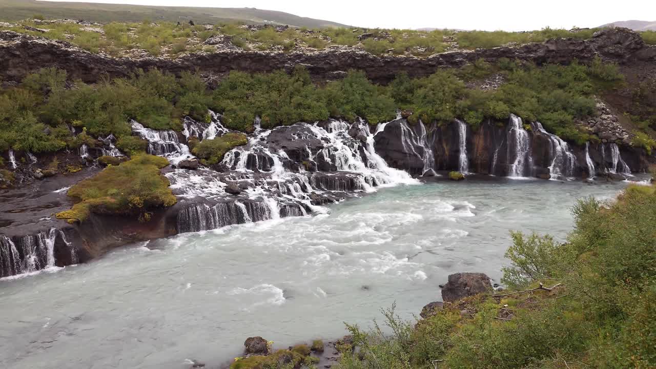 cataratas de hraunfossar en el país de islandia