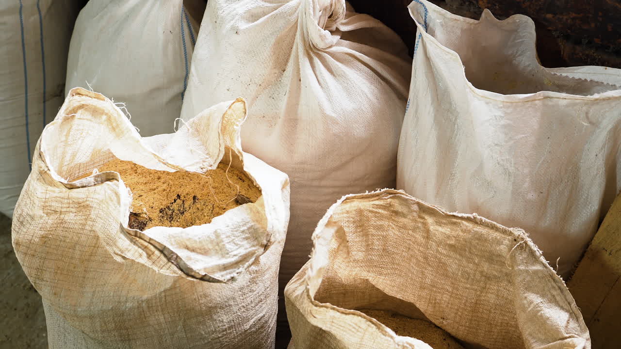 제재소에 쌓인 톱밥 자루, 목공 과정에서 남은 음식