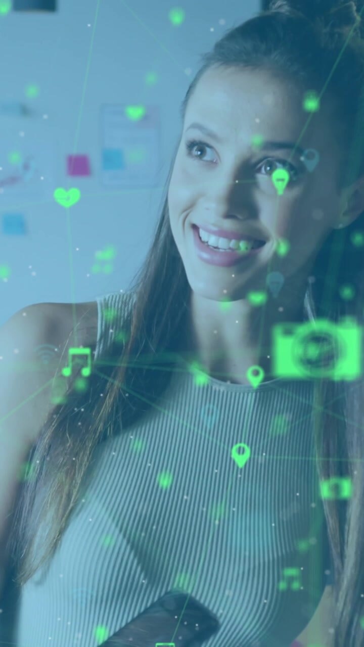Animazione di una rete di connessioni con icone su diversi professionisti in riunione in ufficio.