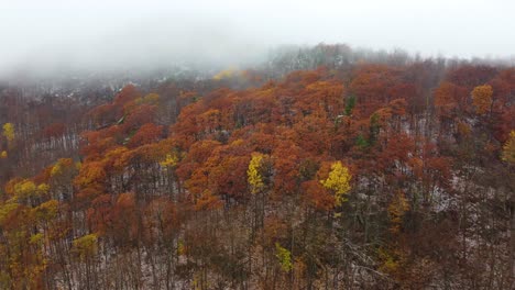 Foggy-and-misty-mountainside-of-the-snowy-Mount-Washington,-located-in-New-Hampshire,-in-United-States-of-America