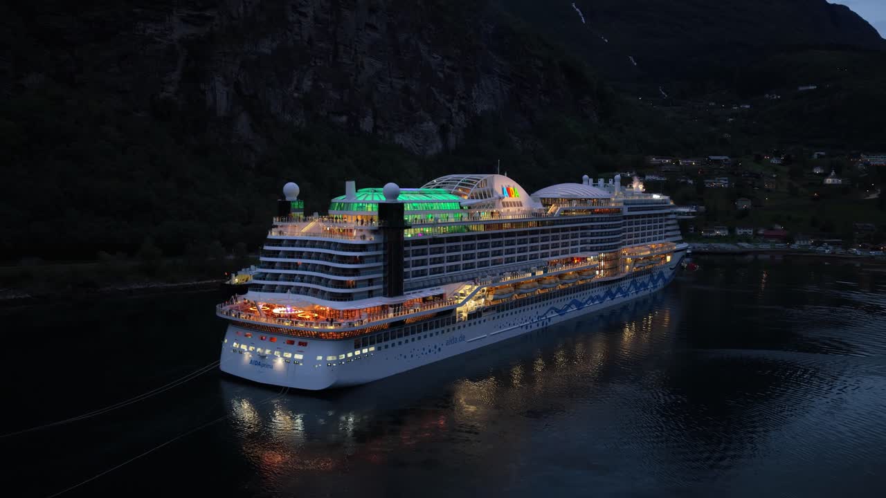 Nave in arrivo nell'iconico Geiranger sotto i cieli tenui dell'ora blu