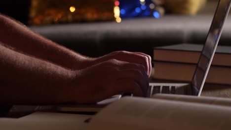 el hombre caucásico trabaja desde casa con una laptop en una mesa de café