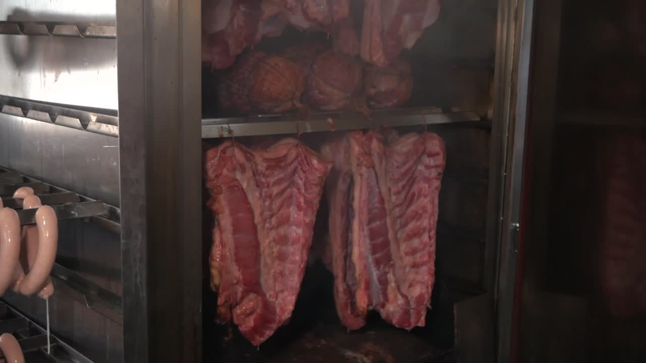 salsicce lavorazione della carne produzione in fabbrica fatta a mano affumicata bollita avvolgere spezie di carne macinata
