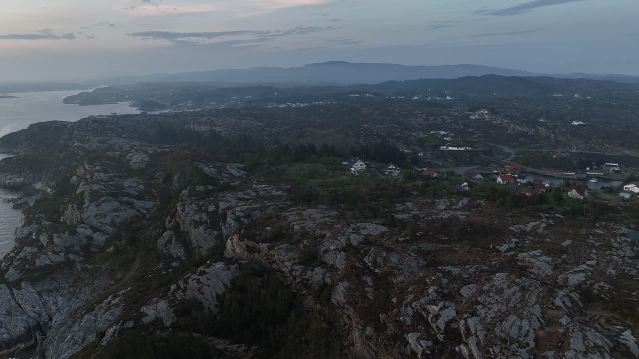 vista aérea al amanecer de la isla de viksøy frente a la costa de sotra, bergen, noruega