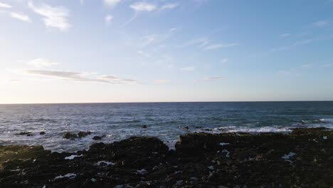 Un-Dron-Vuela-Hacia-Adelante-Desde-La-Playa-De-Arena-En-Oahu,-Hawaii