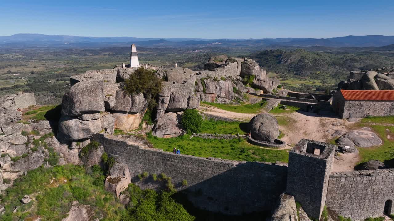 From the castle to village.
Monsanto, "the most Portuguese village," blends homes with granite boulders. Its hilltop castle offers stunning views. Rich in history, rustic charm, and traditions.