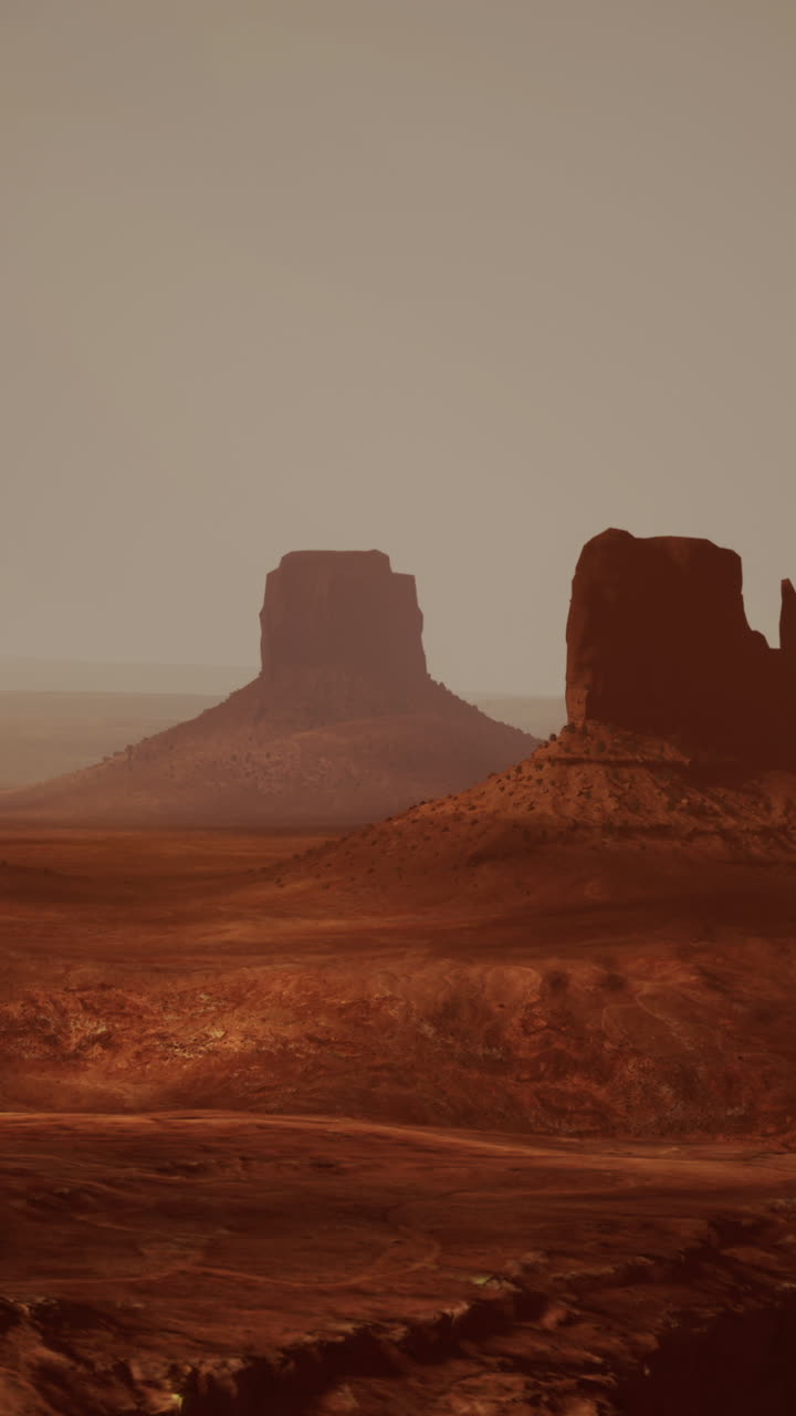 Formazioni rocciose rosse in un paesaggio desertico