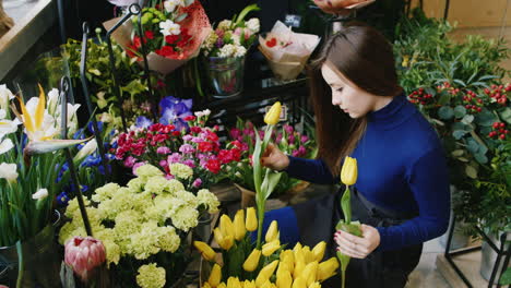 Ein-Junger-Florist-Macht-Einen-Blumenstrauß-In-Einem-Blumenladen