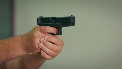 alguien disparando un disparo de una pistola de mano