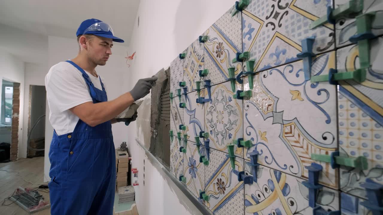 instalación de azulejos de cerámica para el suelo - medición y corte de las piezas. construcción, renovación, reparación de apartamentos. cortes de baldosas. corte de baldosas