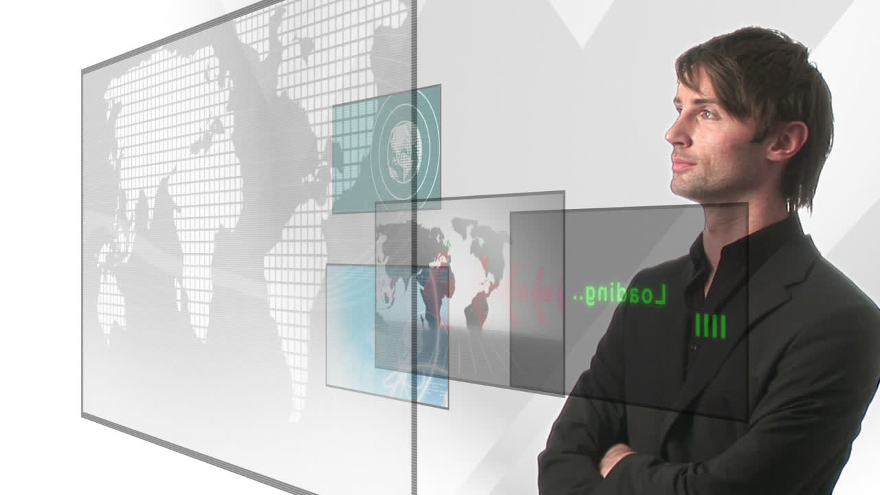 hombre mirando a la pantalla