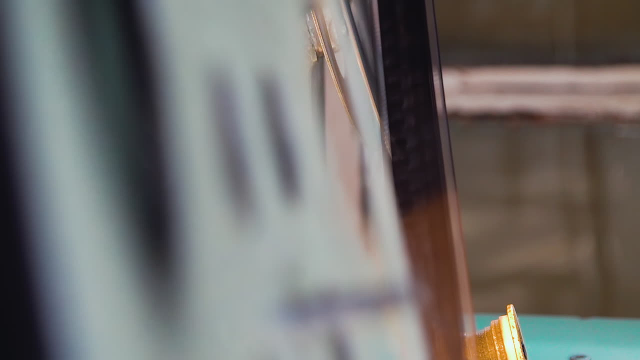 los carretes giran por equipos de cine de época para mostrar imágenes