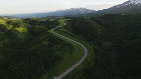 Wunderschöne-Bergstraßenlandschaft-In-Der-Nähe-Von-Snowbasin,-Auf-Der-Trapper&#39;s-Loop-Road-In-Ogden,-Utah-–-Luftaufnahme