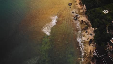 Schöner-Bingin-Strand-Mit-Exotischen-Klippenhäusern-Und-Hotel-In-Bali,-Indonesien