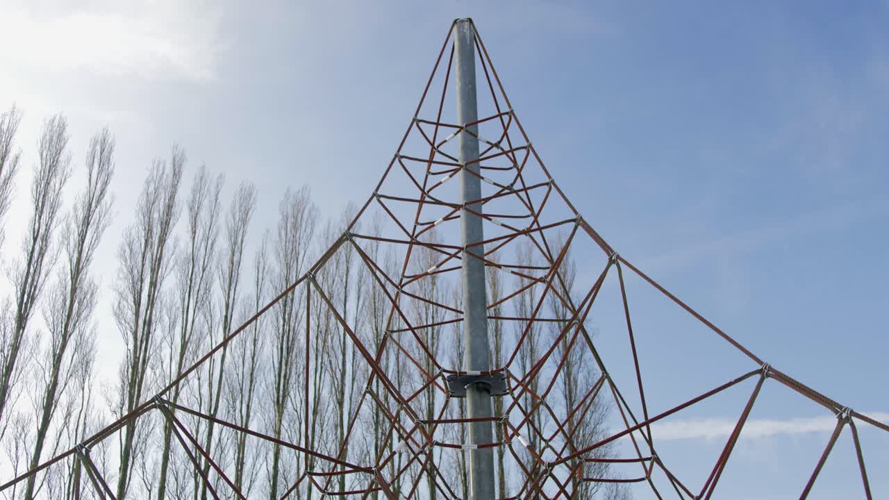 toma cinematográfica de una red de escalada de cuerda vacía durante el invierno-1
