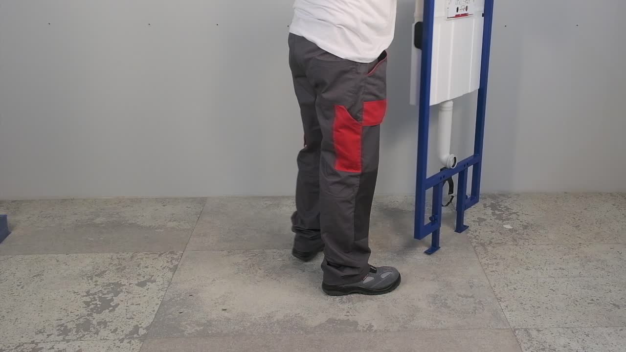 el trabajador que repara e instala el inodoro y descarga utiliza herramientas como alicates y llaves