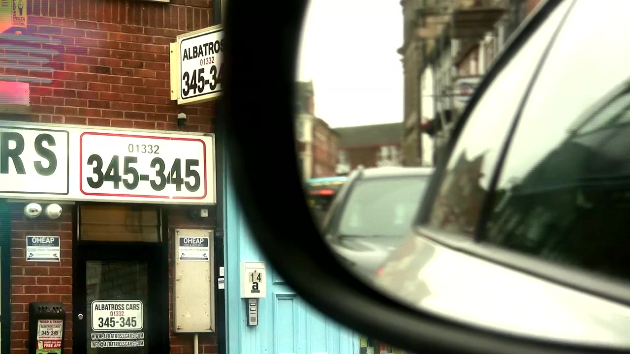 Filmato interessante del traffico nel centro di Derby, Inghilterra, ripreso da prospettive originali, utilizzando specchietti retrovisori e riflessi