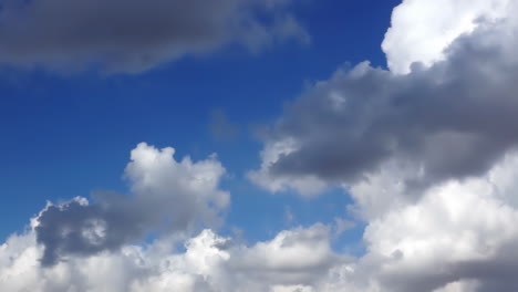 cielo azul con nubes esponjosas