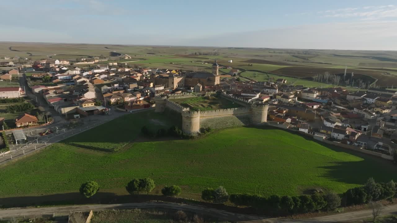 castillo con torres a lo largo de la aldea de prado rural dron aéreo en la ciudad de grajal de campos, españa
