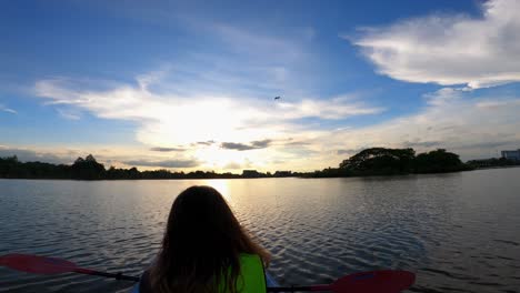 Ein-Paar,-Das-In-Einem-Wasserpark-Bei-Sonnenuntergang-In-Thailand-Kajak-Fährt